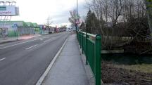 Blick auf die Wanderstrecke, entlang der Doktor Adolf-Schrf Strae, bei der Brcke ber den Harlander Bach 